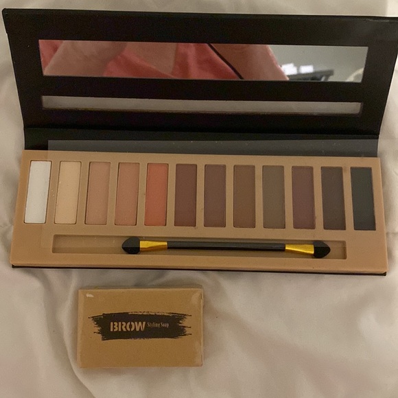 Naked pallet and brow set never used new - Picture 2 of 2
